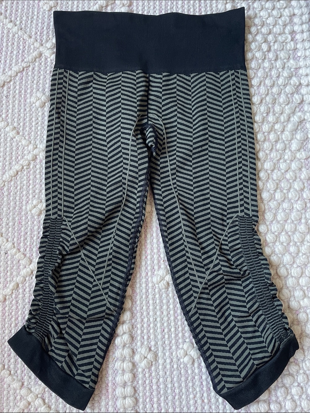 Lululemon Black and Gray Chevron Capri Leggings size 4/6